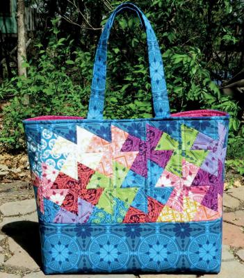 simply-charming-twister-tote-sewing-pattern-Around-The-Bobbin-1