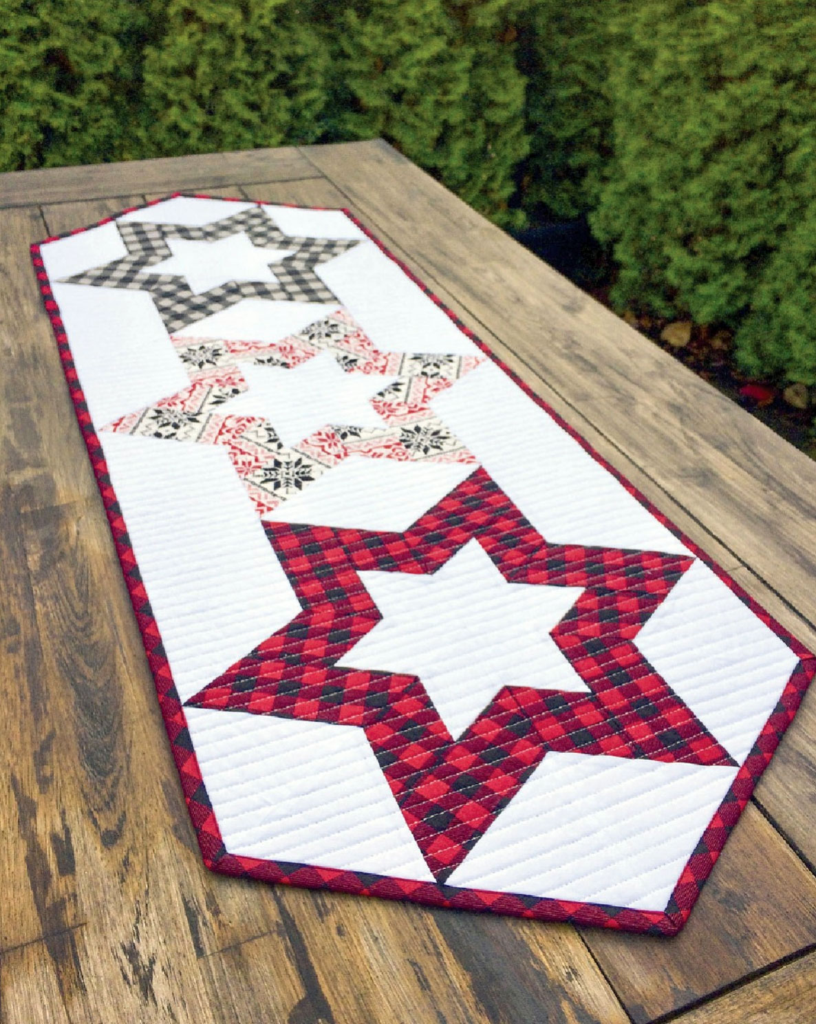 Hollow-Star-Table-runner-sewing-pattern-front